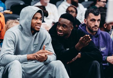 Στο πλευρό του Άλεξ Αντετοκούνμπο οι Γιάννης και Θανάσης