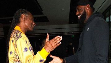 Tι δουλειά είχε ο Snoop Dogg στους Λέικερς: Ο λόγος της επίσκεψής του και η «τρελή» αντίδραση Λεμπρόν - Ντόντσιτς (vid)