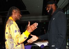 Tι δουλειά είχε ο Snoop Dogg στους Λέικερς: Ο λόγος της επίσκεψής του και η «τρελή» αντίδραση Λεμπρόν - Ντόντσιτς (vid)