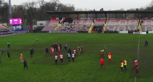 Σοκ στη Σερβία: Οπαδοί εισέβαλαν στα αποδυτήρια και απείλησαν παίκτες με όπλα