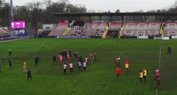 Σοκ στη Σερβία: Οπαδοί εισέβαλαν στα αποδυτήρια και απείλησαν παίκτες με όπλα