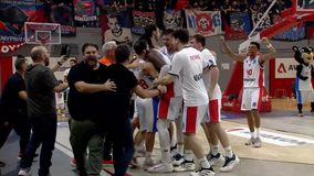 Το καθοριστικό τρίποντο του Γκίκα και το... πάρτι στη Γλυφάδα (vids)