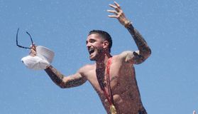 Ντε Πολ: Η επανένωση του παγκόσμιου πρωταθλητή με την σύντροφό του (pics & vid)