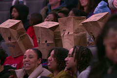 Με χαρτοσακούλες στο κεφάλι για να μην βλέπουν τα χάλια των Πίστονς οι φίλαθλοι απαιτούν από τη διοίκηση να πουλήσει την ομάδα (vid)