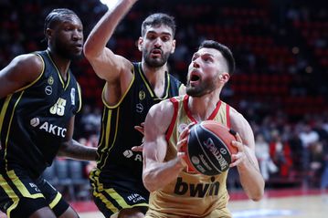 Υπερθέαμα στο ΣΕΦ, ο Ολυμπιακός λύγισε το αξιόμαχο Μαρούσι