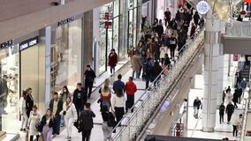 Κορυφώνεται η κίνηση στην εορταστική αγορά - Ανοικτά, σήμερα, τα μαγαζιά