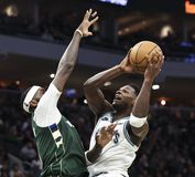 Τίμπεργουλβς και Έντουαρντς τιμώρησαν τους σταθερά ασταθείς Μπακς