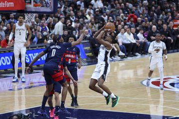 Ο Φοξ τα έκανε όλα κι οι Σπερς έφυγαν με το «διπλό» από την πρωτεύουσα