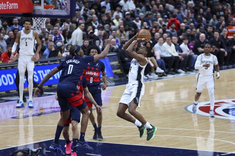 Ο Φοξ τα έκανε όλα κι οι Σπερς έφυγαν με το «διπλό» από την πρωτεύουσα