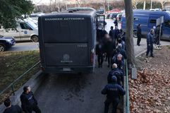 Ενταση κι επεισόδια έξω από το δικαστήριο στη δίκη για τη δολοφονία του Άλκη (vid)