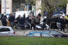 Άλκης Καμπανός: Αποδοκιμασίες προς τους κατηγορούμενους - «Σκύψτε το κεφάλι δολοφόνοι» (vid)