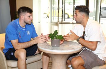 Το καλωσόρισμα του Ιωαννίδη στον Μπακασέτα (vid)