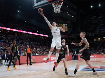 «Ξέρανε» την Μπασκόνια του ασύλληπτου Ρογκαβόπουλου με buzzer beater τρίποντο ο Χεζόνια