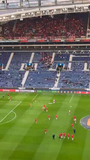 Η προθέρμανση των παικτών του Ολυμπιακού και ο κόσμος των ερυθρολεύκων στο Ντραγκάο