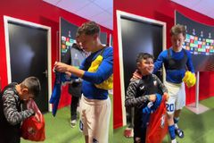 Η όμορφη στιγμή του Καρέτσα που υπογράφει αυτόγραφο στον ανιψιό του Μπάρκα (vid)