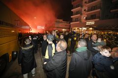 «Τρέλα» στην υποδοχή της ΑΕΚ και στην Τρίπολη (vid)