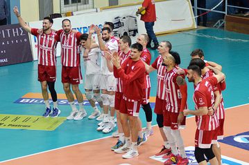 «Φέρτε μας το ευρωπαϊκό»: Αποθέωση για την ομάδα βόλεϊ του Ολυμπιακού στη Σύρο (vid)