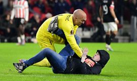 Ξεκινάει έρευνα η UEFA για την επίθεση του οπαδού της Αϊντχόφεν στον τερματοφύλακα της Σεβίλλης