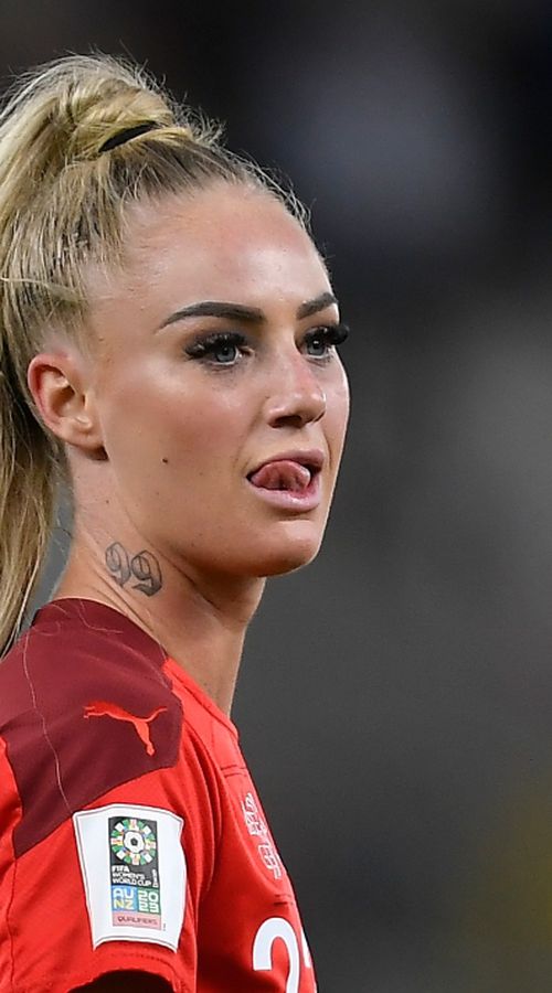 Η Αλίσα Λέμαν ποζάρει... τόπλες και «τρελαίνει» τα social media (pics)