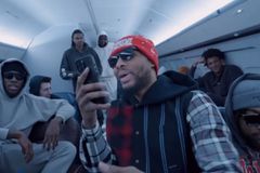 Οι Μπλέιζερς «κόλλησαν» σε χιονοθύελλα και ο Λίλαρντ τους διασκέδασε με… freestyle (vid)