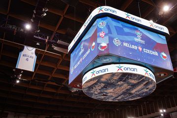 Στην κορυφή του ΣΕΦ η φανέλα του Γκάλη, «γαλανόλευκα» τα καθίσματα