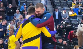 Η αγκαλιά Γιόκιτς και Ντόντσιτς ενθουσίασε το NBA: O αμοιβαίος σεβασμός των δύο... γιγάντων (vid)