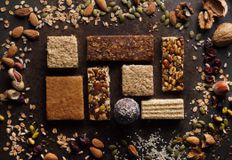 Μπάρες Πρωτεΐνης: Είναι Πραγματικά Υγιεινές; Αναλυτικός Οδηγός Διατροφικής Αξιολόγησης