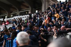 Απίστευτο περιστατικό στην Ιταλία: Οπαδός της Νάπολι δέχθηκε μαχαιριά από τη σύζυγό του λόγω... πέναλτι