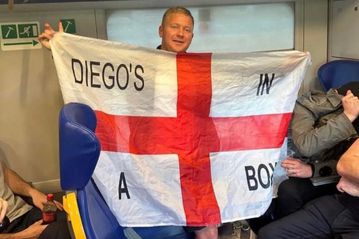Σημαία με απαράδεκτο σύνθημα κατά του Μαραντόνα: «Ο Ντιέγκο είναι στο κουτί»