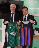 Παναθηναϊκός - Μπαρτσελόνα: Οι πρόεδροι των ομάδων αντάλλαξαν... φανέλες