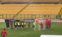 Η ομοσπονδία της Γκάνας έβαλε ανθρώπους να... στηρίζουν τα γκολπόστ στο προπονητικό κέντρο της (vids)