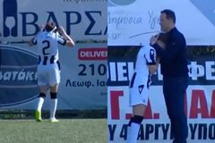 Τρομερή στιγμή: Ο προπονητής του ΠΑΟΚ αγκάλιασε την Κοσκερίδου μετά την αποβολή της στο ντέρμπι με την ΑΕΚ