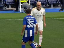 Λατρεία για τον Ζιντάν στο «Μπερναμπέου» - Φόρεσε ξανά τη φανέλα της Ρεάλ Μαδρίτης και μάγεψε (vid)