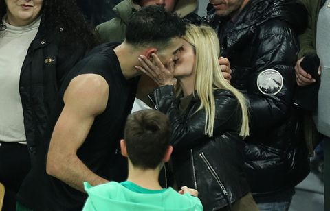 Το φιλί του Σλούκα στη Μαρία Δαρσινού μετά την ηγετική εμφάνιση στη νίκη του Παναθηναϊκού επί της Μπαρτσελόνα