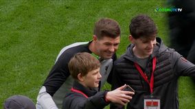 Περιζήτητος ο Στίβεν Τζέραρντ για μια φωτογραφία με τους νεαρούς οπαδούς της Λίβερπουλ