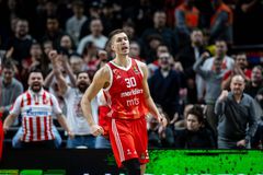 Με σπασμένα τα φρένα ο Ερυθρός μετά τη νίκη στο ΣΕΦ - Ζορίστηκε, αλλά παρέμεινε πρώτη η Παρτιζάν