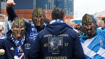 Χιλιάδες Έλληνες οπαδοί πήραν θέση στο Χάμπντεν Παρκ (pics)