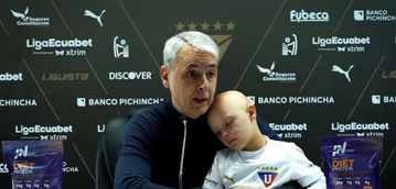 Συγκλονίζει προπονητής: Εμφανίστηκε με τον γιο του με σύνδρομο Down στη συνέντευξη Τύπου και έστειλε το δικό του μήνυμα για ισότητα