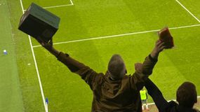 Οπαδός της Έβερτον «έσκασε» στο γήπεδο με... τοστιέρα και τηγανίτες