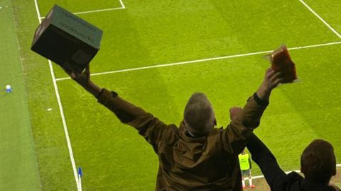 Οπαδός της Έβερτον «έσκασε» στο γήπεδο με... τοστιέρα και τηγανίτες