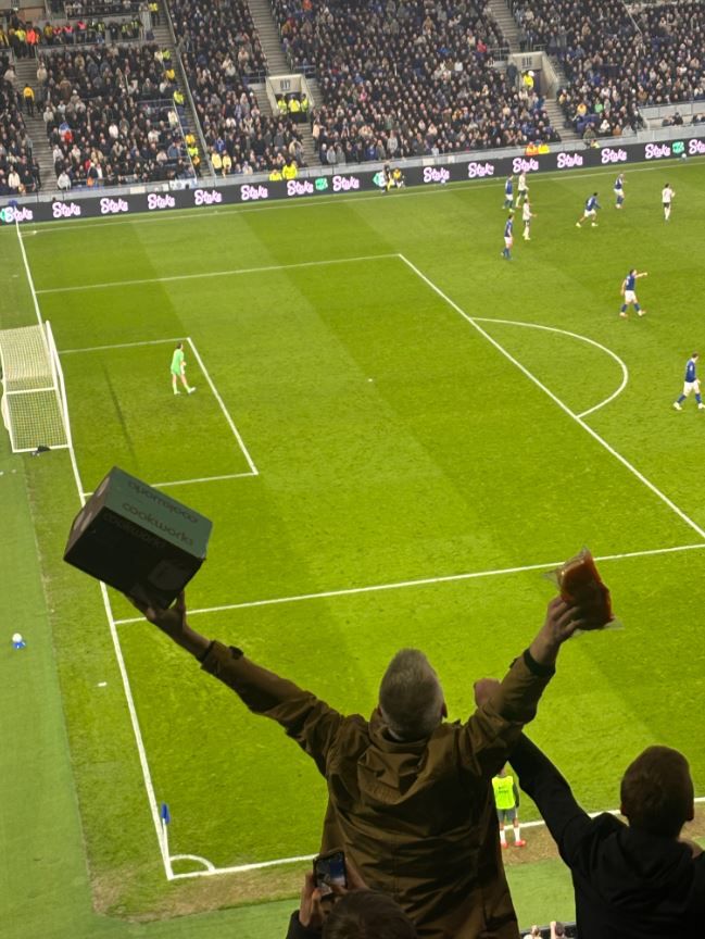 Οπαδός της Έβερτον «έσκασε» στο γήπεδο με... τοστιέρα και τηγανίτες