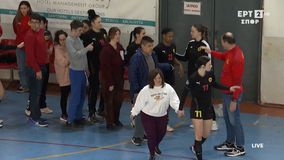 Όμορφες εικόνες στο Αθηναϊκός - Αναγέννηση Άρτας: Παίκτριες συνόδευσαν παιδιά από το ίδρυμα «Παναγία Ευαγγελίστρια» (vid)