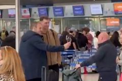 Ο Μπαρτζώκας έγινε πόλος έλξης από τους οπαδούς του Ολυμπιακού στο αεροδρόμιο πριν την αναχώρηση για Βαλένθια (vid)