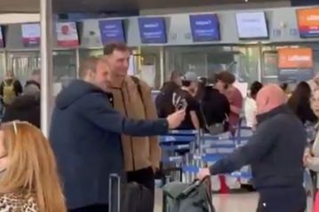 Ο Μπαρτζώκας έγινε πόλος έλξης από τους οπαδούς του Ολυμπιακού στο αεροδρόμιο πριν την αναχώρηση για Βαλένθια (vid)