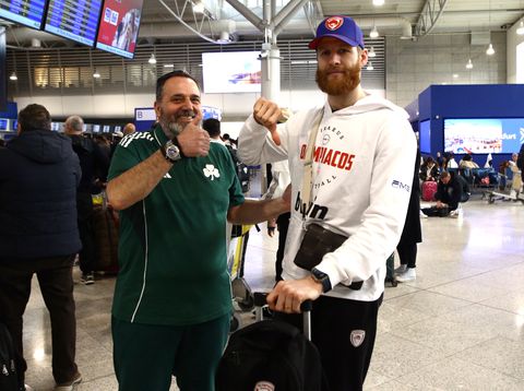 «Like - Dislike» Η συνάντηση του Τόμας Ουόκαπ με φίλο του Παναθηναϊκού στο αεροδρόμιο πριν την αναχώρηση των «αιωνίων» (pic)
