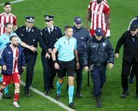 Ο Μάσα που σφύριξε το Ολυμπιακός – ΑΕΚ την Πέμπτη ξεσήκωσε την Άντερλεχτ με παρόμοιο πέναλτι υπέρ της Αλκμάαρ του Παυλίδη