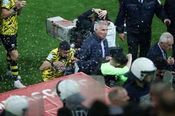 Περασμένα μεσάνυχτα και η αποστολή της ΑΕΚ είναι ακόμα κλεισμένη στα αποδυτήρια του «Καραϊσκάκης»