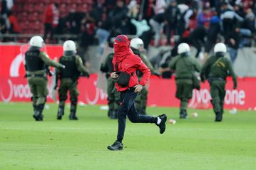 Με τι κινδυνεύει ο Ολυμπιακός μετά τα όσα έγιναν στο ντέρμπι με την ΑΕΚ