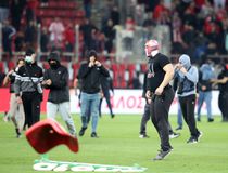 «Ντου» των οπαδών του Ολυμπιακού με τη λήξη του ντέρμπι με την ΑΕΚ και σοβαρά επεισόδια με τα ΜΑΤ