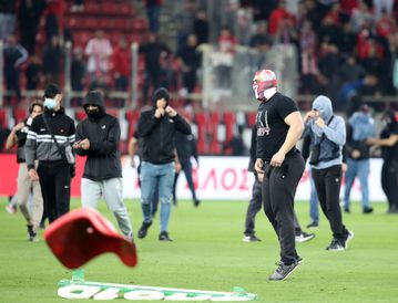 «Ντου» των οπαδών του Ολυμπιακού με τη λήξη του ντέρμπι με την ΑΕΚ και σοβαρά επεισόδια με τα ΜΑΤ